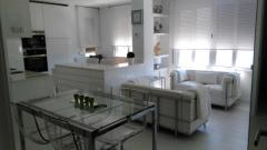 2 bed ultra modern apartment town and beach location