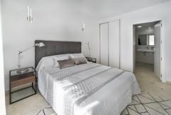Exclusive sea front, brand new 2 bedroom apartment. Parking space included.