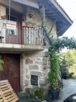 Semi-detached , partially renovated cottage, with garden and bodegas