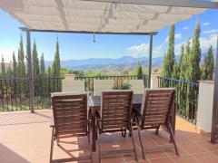 Very nice quality house with pool in Valtocado.