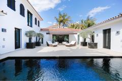 Lovely Contemporary style  villa located in residencial Los Monteros Playa.