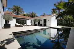 Lovely Contemporary style  villa located in residencial Los Monteros Playa.