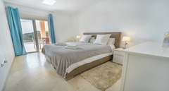 Magnificent vacation home located in La Mairena. Surrounded by golf courses and beaches.
