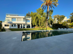 Rent 7 Bedrooms Detached Villa in Marbella