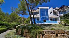 Semi-detached house is located in the famous urbanization of Sierra Blanca,
