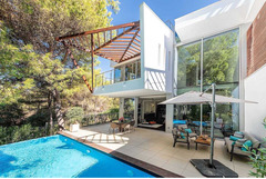 Semi-detached house is located in the famous urbanization of Sierra Blanca,