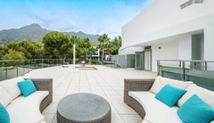 Semi-detached house is located in the famous urbanization of Sierra Blanca,