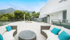 Semi-detached house is located in the famous urbanization of Sierra Blanca,