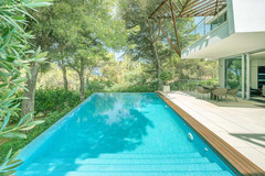 Semi-detached house is located in the famous urbanization of Sierra Blanca,