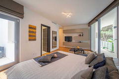 Semi-detached house is located in the famous urbanization of Sierra Blanca,