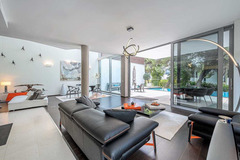 Semi-detached house is located in the famous urbanization of Sierra Blanca,