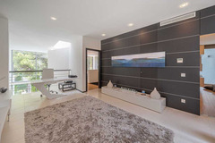 Semi-detached house is located in the famous urbanization of Sierra Blanca,