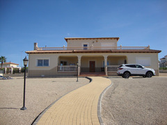 REDUCED Detached Villa, with 4 bedrooms, 3 bathrooms.