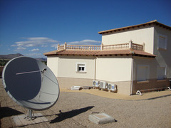 REDUCED Detached Villa, with 4 bedrooms, 3 bathrooms.