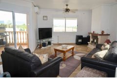 REDUCED Detached Villa, with 4 bedrooms, 3 bathrooms.