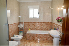 REDUCED Detached Villa, with 4 bedrooms, 3 bathrooms.