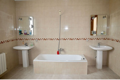 REDUCED Detached Villa, with 4 bedrooms, 3 bathrooms.