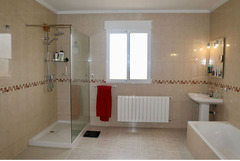 REDUCED Detached Villa, with 4 bedrooms, 3 bathrooms.