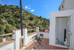 Andalusian townhouse, with thick walls, rustic elements and looking out onto the hills