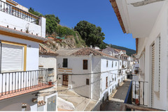 Middle Floor Apartment in Casarabonela