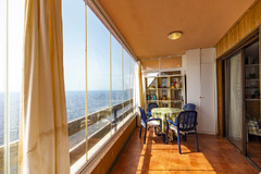 Impresionante Piso con Amplia Terraza y Vistas Panorámicas al Mar.