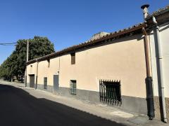 Large urban plot of 953 m² with traditional house to renovate in the centre of Corrales (Zamora)