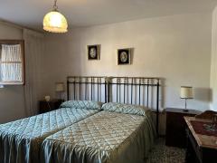 Large urban plot of 953 m² with traditional house to renovate in the centre of Corrales (Zamora)