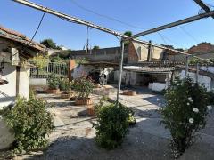 Large urban plot of 953 m² with traditional house to renovate in the centre of Corrales (Zamora)
