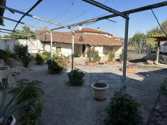 Large urban plot of 953 m² with traditional house to renovate in the centre of Corrales (Zamora)