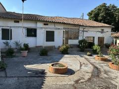 Large urban plot of 953 m² with traditional house to renovate in the centre of Corrales (Zamora)