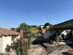 Large urban plot of 953 m² with traditional house to renovate in the centre of Corrales (Zamora)