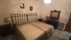 Large urban plot of 953 m² with traditional house to renovate in the centre of Corrales (Zamora)