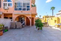Ground floor corner apartment with large garden in La Rosaleda, Torrevieja
