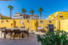 Ground floor corner apartment with large garden in La Rosaleda, Torrevieja