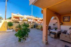 Ground floor corner apartment with large garden in La Rosaleda, Torrevieja