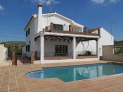 Finca with two annexed country houses in a very nice location close to the village of Alora.